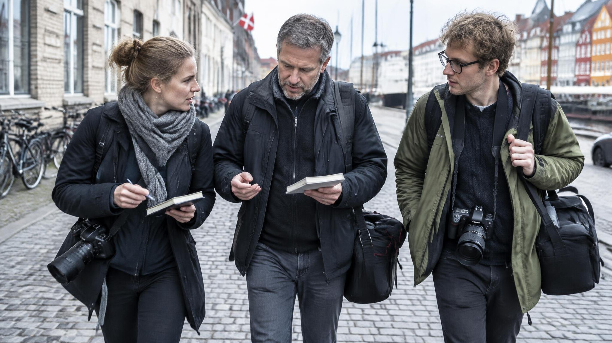 Et team af journalister og fotografer på gaden